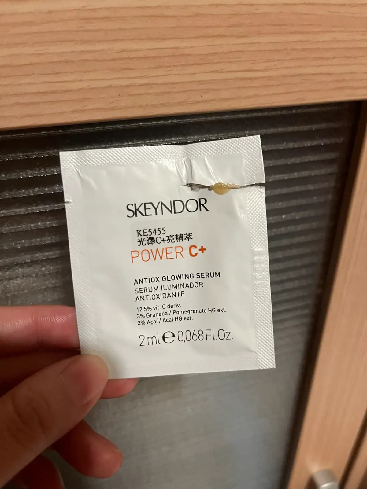 SKEYNDOR 光澤C+亮精萃 POWER C+ - 產品正面包裝 | cosGlint