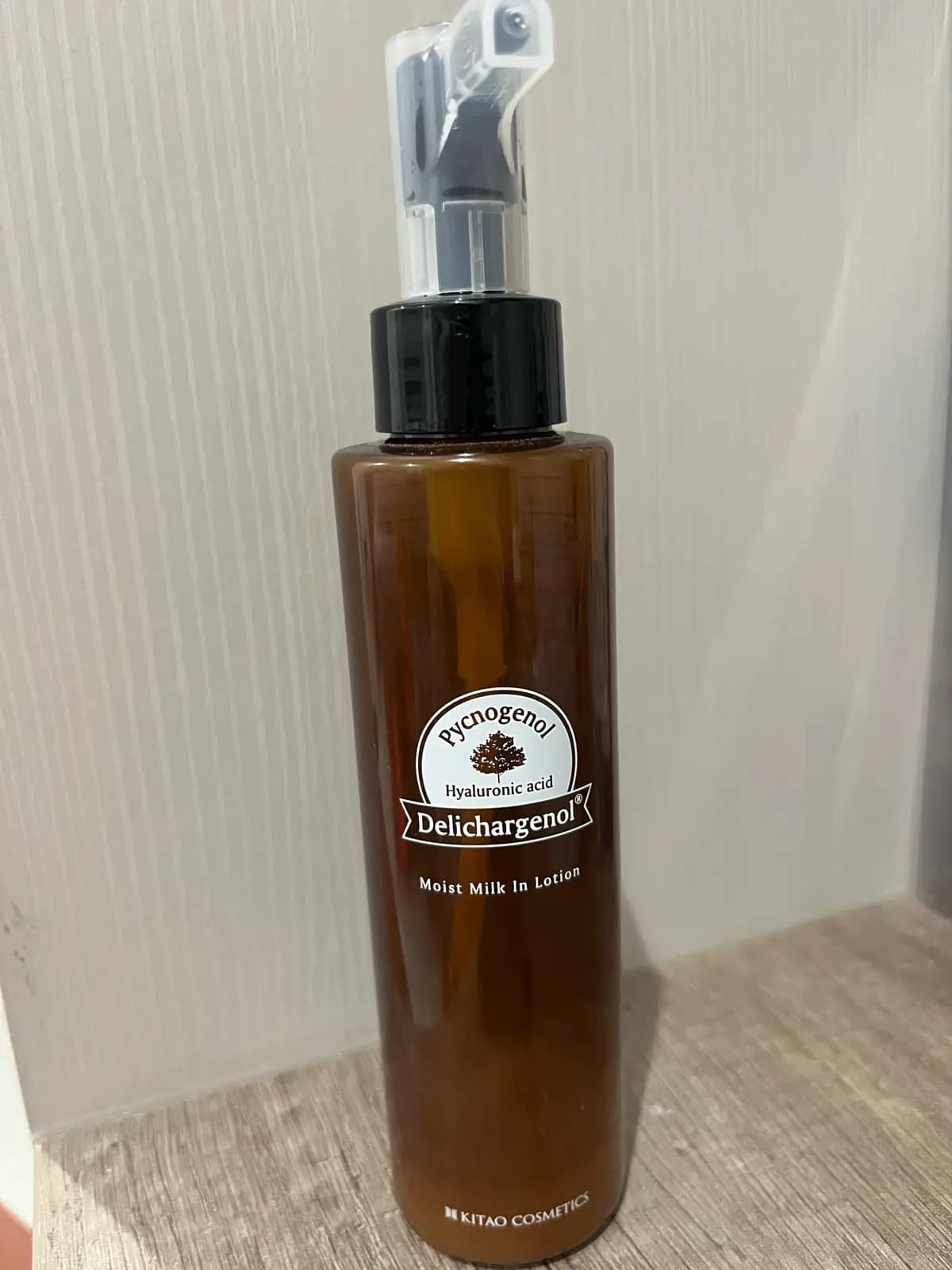 Herb24 KITAO 四重玻尿酸毛孔緊緻精華乳ミルクインローション - 產品正面包裝 | cosGlint