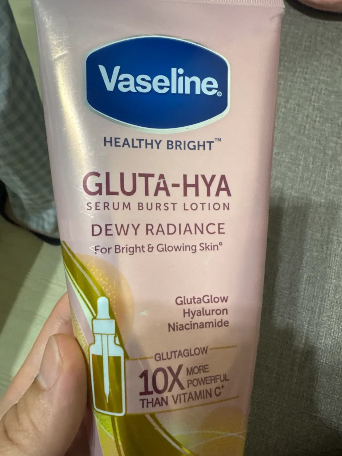 Vaseline GLUTA-HYA SERUM BURST LOTION DEWY RADIANCE - 產品正面包裝 | cosGlint